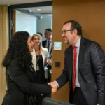 Skandal: Eskalon kuvendi I Kosovës për shkak të përgjimeve në mes kryetares së grupit parlamentar të VV-së dhe kriminelit Milan Radoiçiç